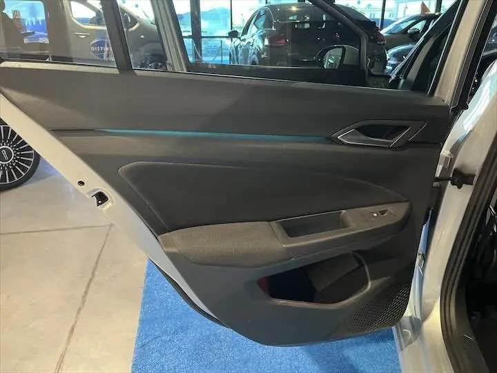 Porte arrière droite ouverte de la Volkswagen Golf 8 1.0 E TSI 110 CH DSG7 en reflet d'argent métal, intérieur noir.