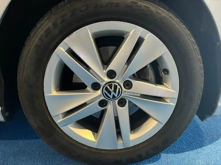 Gros plan sur la jante alliage argentée d'une Volkswagen Golf 8 1.0 E TSI 110 CH DSG7, pneu Pirelli visible.