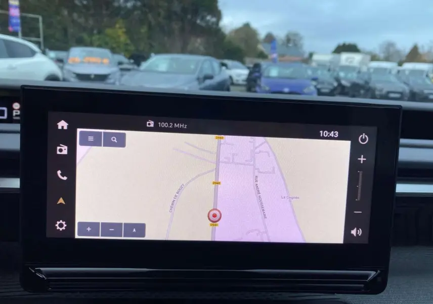 Écran central tactile affichant la navigation GPS dans un Citroën C3 Aircross 2025, vue intérieure frontale.