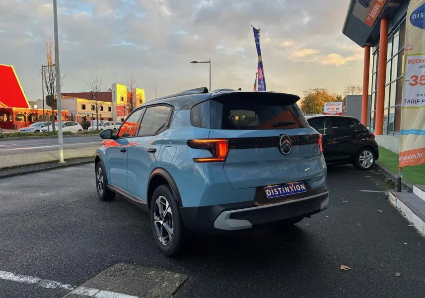 Citroën C3 Aircross bleu Monte Carlo vue 3/4 arrière côté gauche avec toit noir et feux LED 3D allumés.