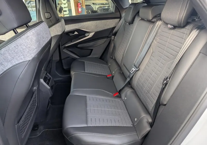 Banquette arrière en tissu et cuir gris avec surpiqûres Iced Clay dans Peugeot 3008 GT blanc, vue côté droit intérieur.