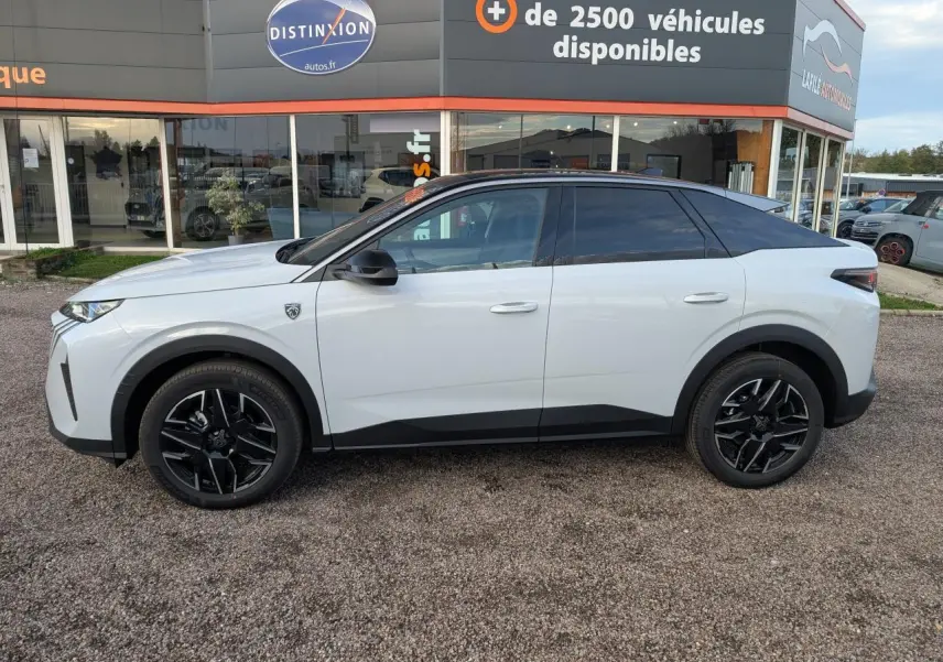 Peugeot 3008 blanc vue de profil côté gauche, toit noir, jantes alliage noires et badge GT visible.