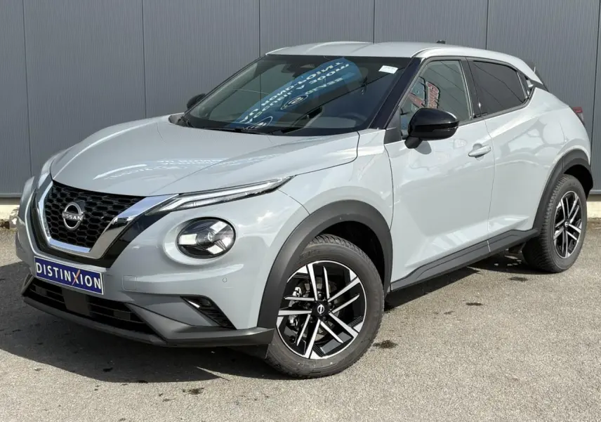 Nissan Juke gris Ceramic en 3/4 avant droit, avec jantes alliage noires et toit blanc contrasté.