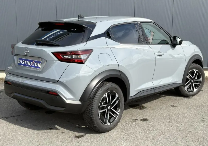 Nissan Juke gris Ceramic en 3/4 arrière droit, avec jantes noires et toit contrasté noir brillant.