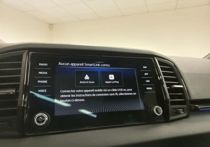 Écran tactile central du tableau de bord du Skoda Karoq 2025 affichant les options Android Auto et Apple CarPlay.