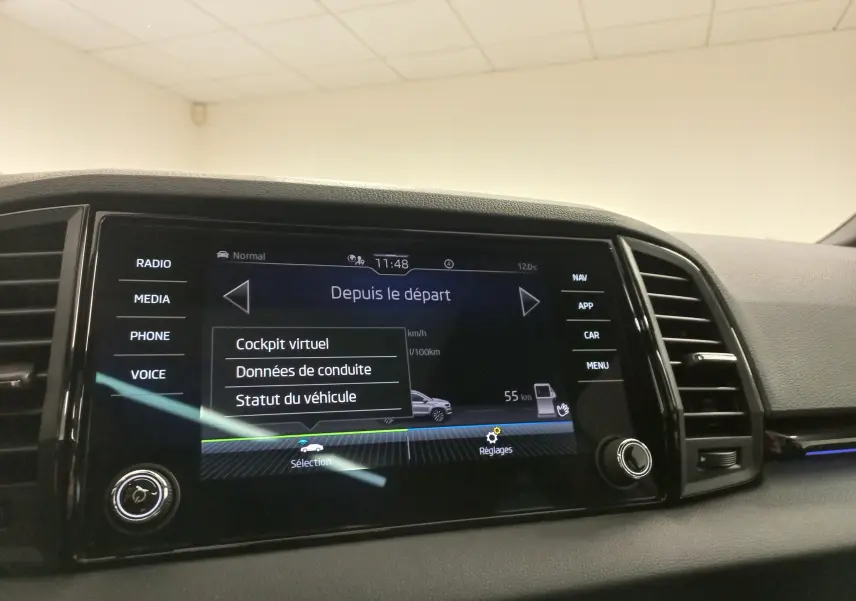 Écran tactile central du Skoda Karoq 2025 affichant le menu "Depuis le départ" avec options de conduite.