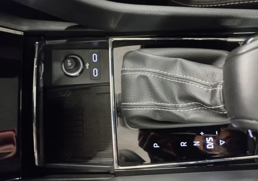 Gros plan sur la console centrale du Skoda Karoq 2025, montrant le levier de vitesses automatique en cuir noir et prises USB.