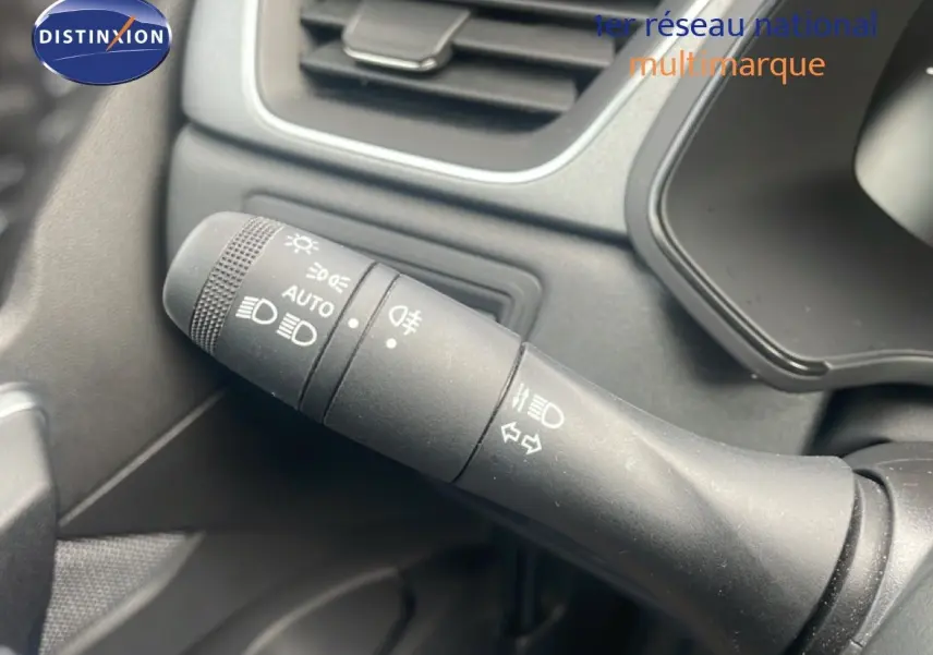 Gros plan sur la commande des phares et clignotants dans l’habitacle du Renault Captur noir étoile métal avec toit gris.