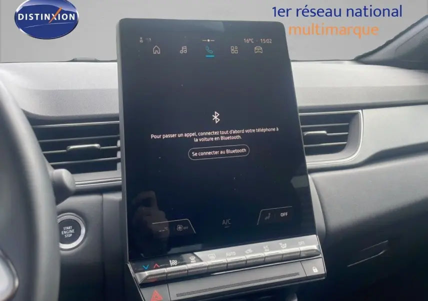 Vue intérieure du tableau de bord du Renault Captur 2025, écran tactile central noir avec commandes climatisation en dessous.