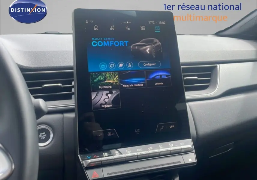 Vue rapprochée de l’écran tactile central du tableau de bord du Renault Captur 2025 noir étoile métal avec toit gris.