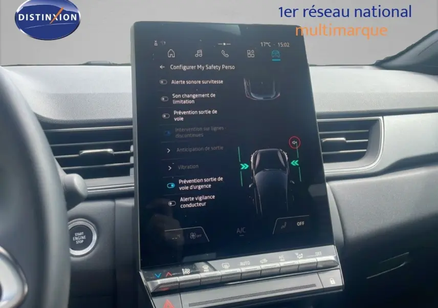 Vue intérieure centrée sur l’écran tactile vertical du tableau de bord du Renault Captur 2025, avec commandes visibles.