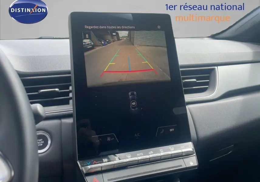 Vue intérieure centrée sur l'écran tactile affichant la caméra de recul du Renault Captur noir étoile métal avec toit gris.