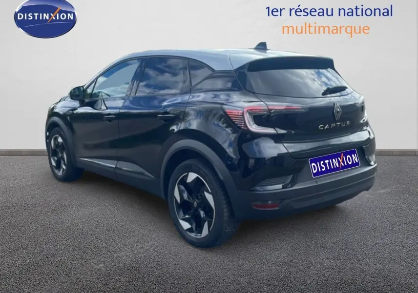 Vue 3/4 arrière droite du Renault Captur noir étoile métal avec toit gris, mettant en valeur ses feux LED et jantes biton.