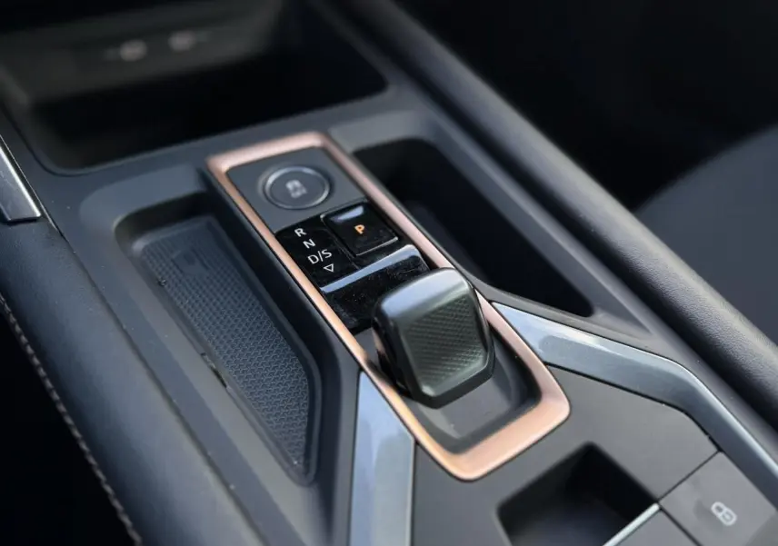 Gros plan sur la console centrale noire du CUPRA Formentor avec sélecteur de boîte automatique et contour cuivré.