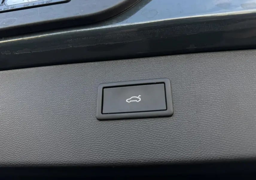 Bouton d'ouverture électrique du hayon sur la partie intérieure du coffre d'un CUPRA Formentor bleu Fjord.