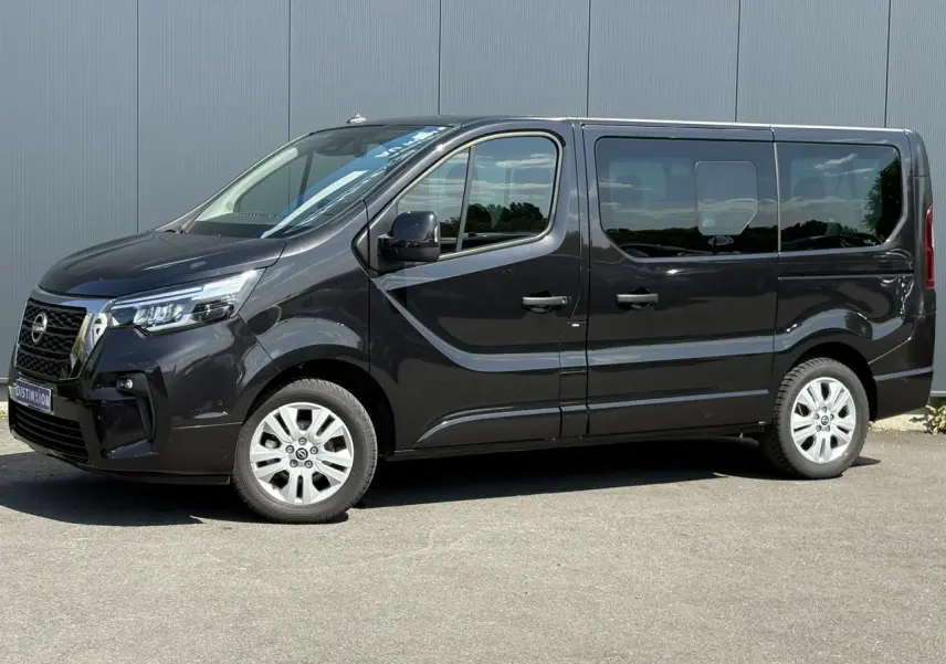 Vue de profil côté gauche du Nissan Primastar Combi noir Minuit avec portes latérales coulissantes et jantes alliage.