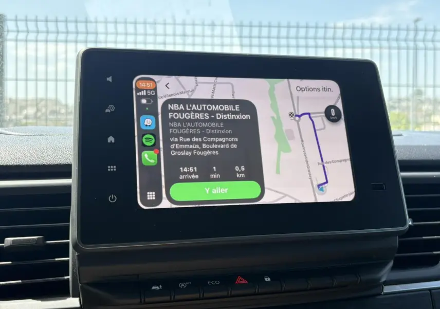 Écran tactile central du Nissan Primastar Combi 2025 affichant la navigation avec interface Apple CarPlay.