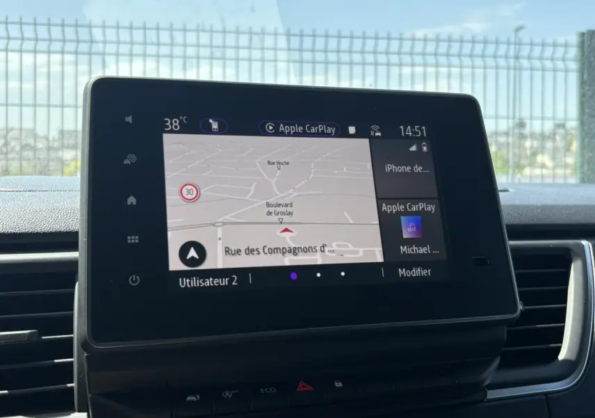 Écran tactile central du Nissan Primastar Combi 2025 affichant la navigation avec Apple CarPlay, vue intérieure frontale.