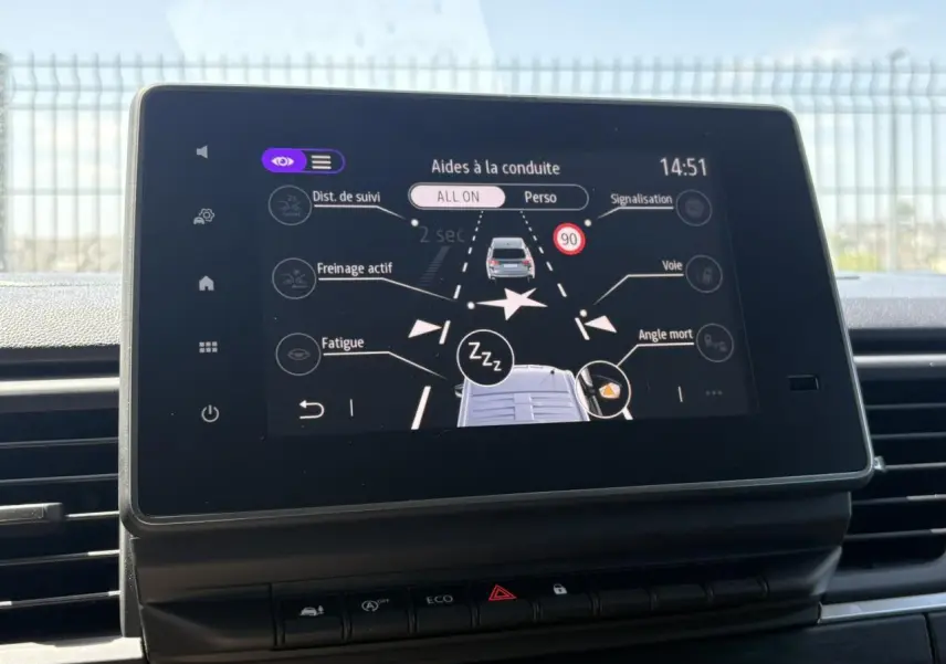 Écran tactile central affichant les aides à la conduite du Nissan Primastar Combi, vue intérieure frontale.