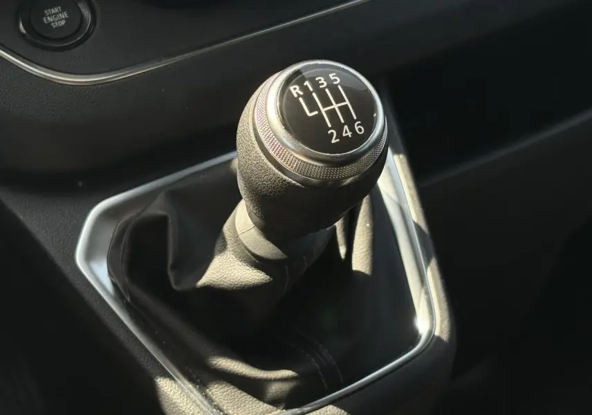 Le levier de vitesses manuel noir du Nissan Primastar Combi 2025, vue rapprochée de l'intérieur.