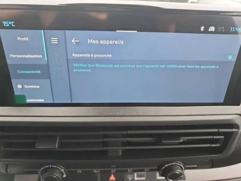 Écran tactile central du tableau de bord du Citroën Jumpy 2025 affichant le menu connectivité Bluetooth.