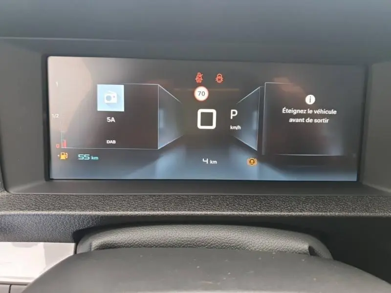 Affichage numérique du tableau de bord du Citroën Jumpy gris titane, montrant la vitesse, la radio et alertes.