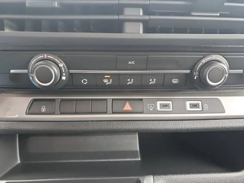 Vue rapprochée du tableau de bord du Citroën Jumpy 2025, avec commandes climatisation et boutons fonctionnels.