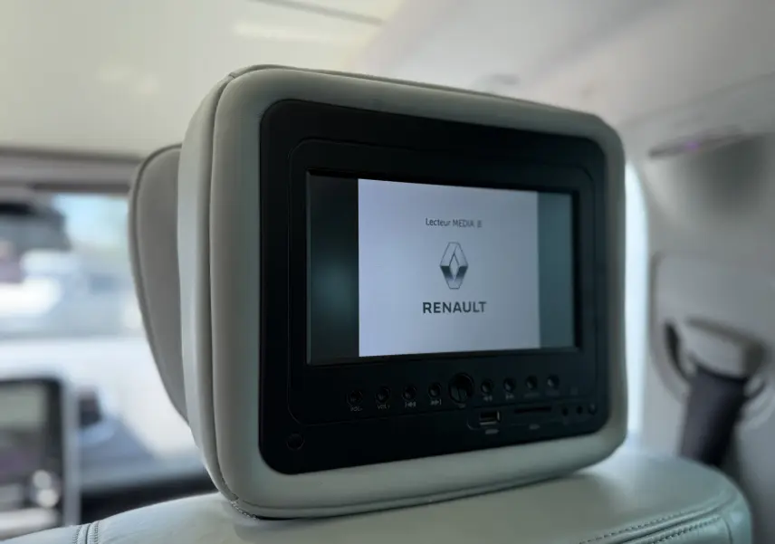 Écran multimédia intégré à l'appui-tête en cuir clair à l'intérieur d'un Renault Espace V noir, vue rapprochée.