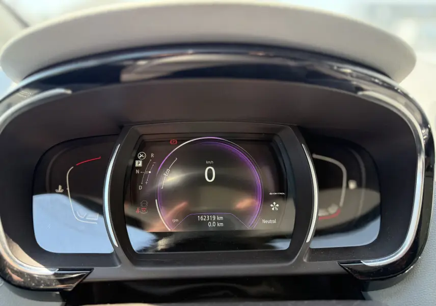 Vue rapprochée du tableau de bord numérique noir du Renault Espace V 1.6 DCI 160 Initiale Paris, affichant 0 km/h et 162319 km.