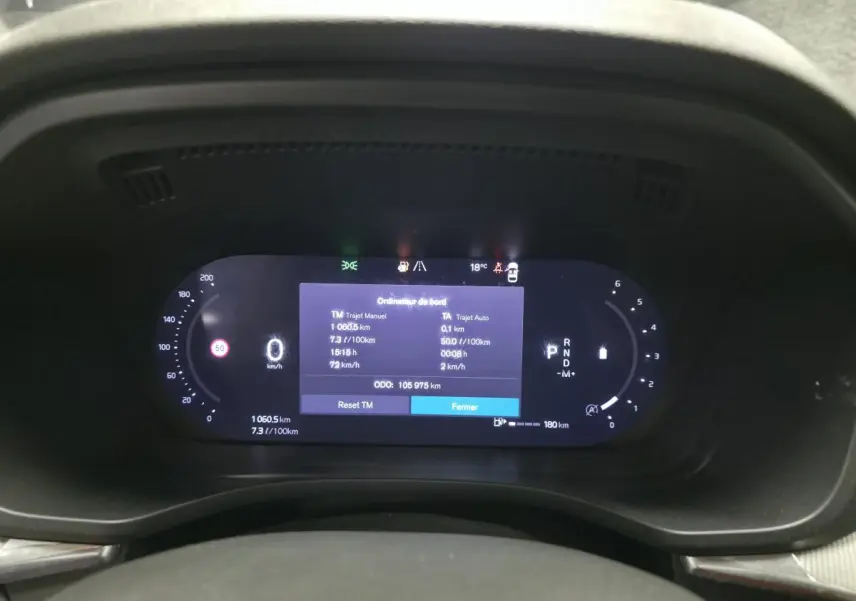 Vue rapprochée du combiné d'instruments digital du Volvo XC60 2023 affichant les données de trajet et la vitesse.
