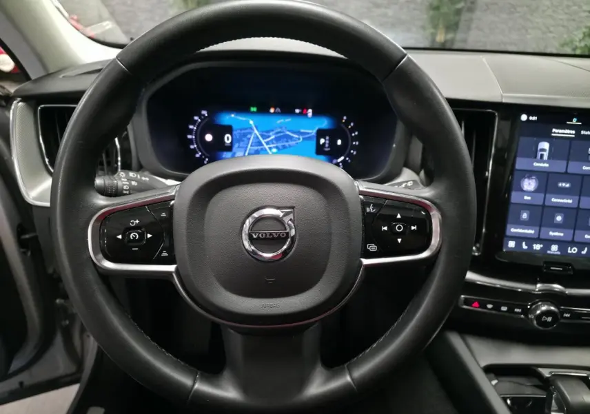 Volant cuir noir Volvo XC60 2023 vu de face avec tableau de bord digital et écran tactile central.