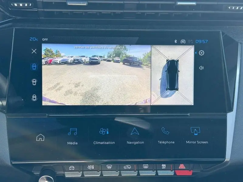 Écran tactile de la Peugeot 308 Hybrid blanc montrant la caméra de recul et la vue 360° du véhicule en stationnement.