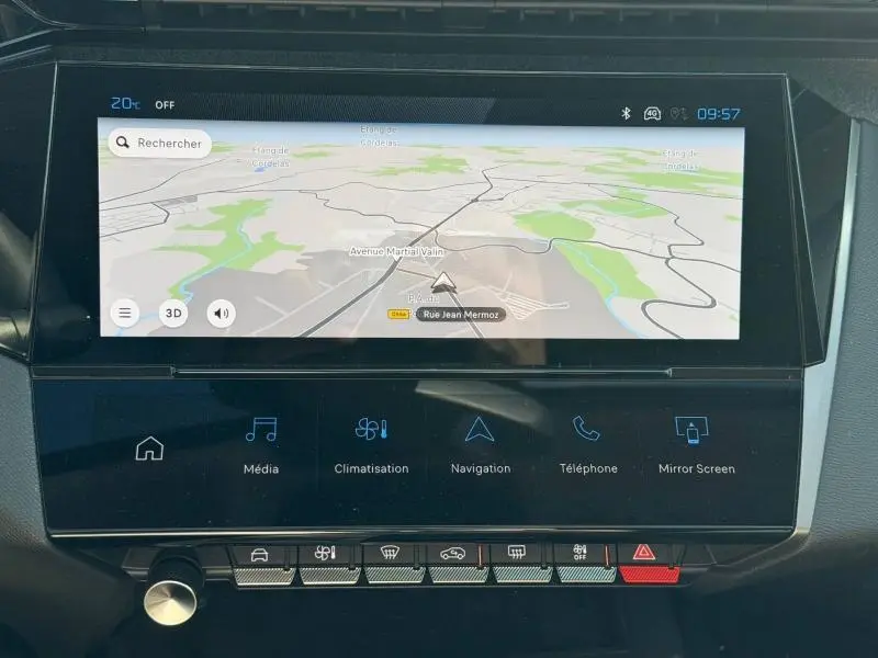 Écran tactile central de la Peugeot 308 Hybrid 2025 affichant la navigation avec carte en mode jour.