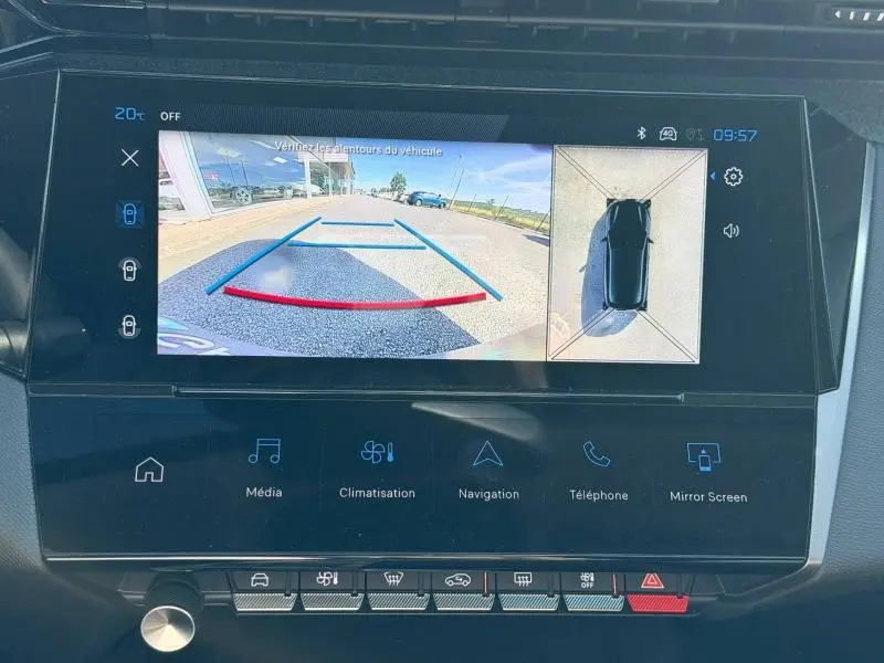 Écran tactile intérieur montrant la caméra de recul et la vue 360° du Peugeot 308 blanc Okénite, tableau de bord moderne.