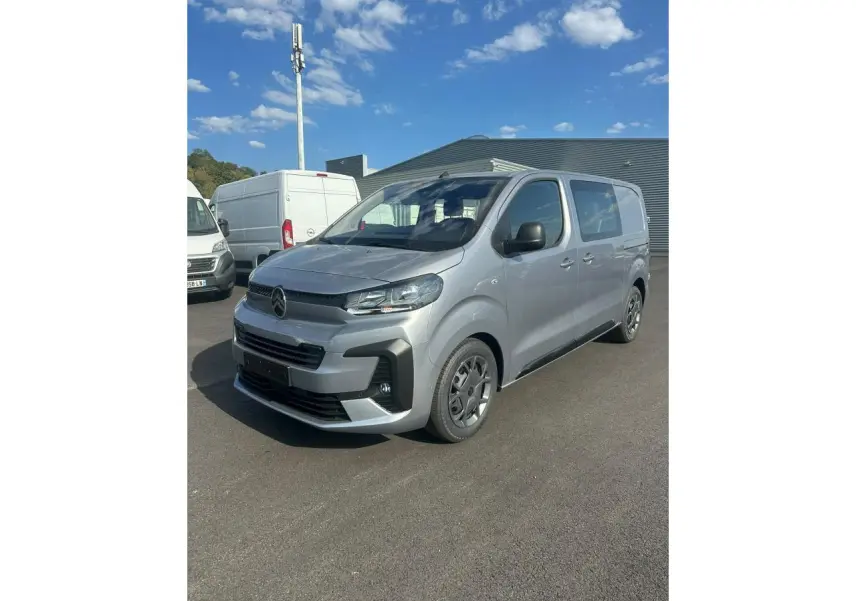 Citroën Jumpy gris Artense vu en 3/4 avant droit avec projecteurs modernes et jantes tôles noires.