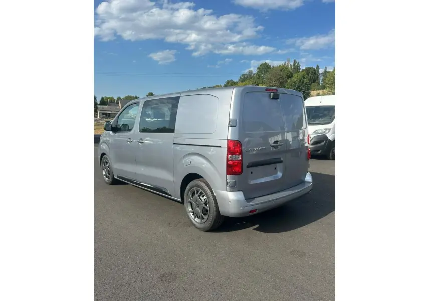 Vue 3/4 arrière droite d’un Citroën Jumpy gris Artense avec portes arrière battantes et jantes noires.