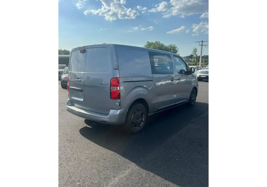 Vue 3/4 arrière droite du Citroën Jumpy gris Artense avec portes arrière battantes et jantes noires.