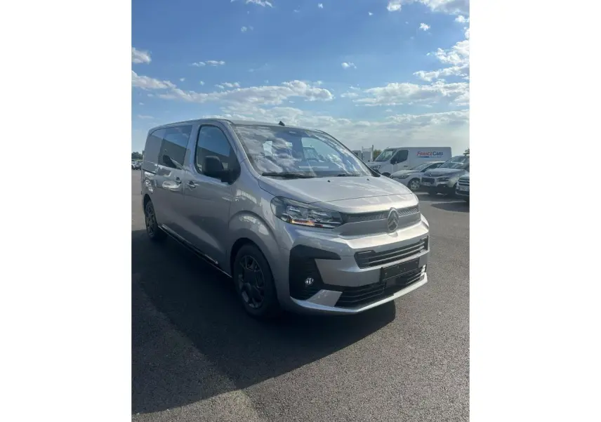 Vue 3/4 avant droit du Citroën Jumpy gris Artense avec jantes noires et boucliers couleur carrosserie.