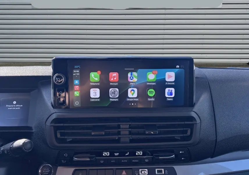 Écran tactile central affichant les applications connectées sur le tableau de bord noir du Citroën Jumpy 2026.
