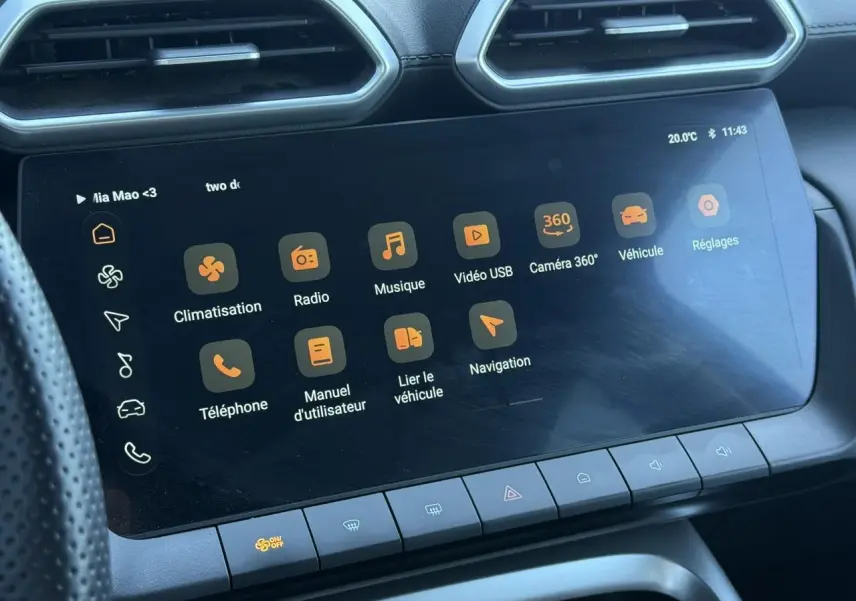 Écran tactile 12,3 pouces du tableau de bord du MG ZS 1.5 Hybrid+ 197 Luxury, vue rapprochée côté conducteur.