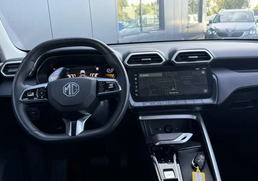 Vue intérieure du tableau de bord MG ZS 1.5 Hybrid+ 197 Luxury avec volant cuir, écran tactile et levier de boîte auto.