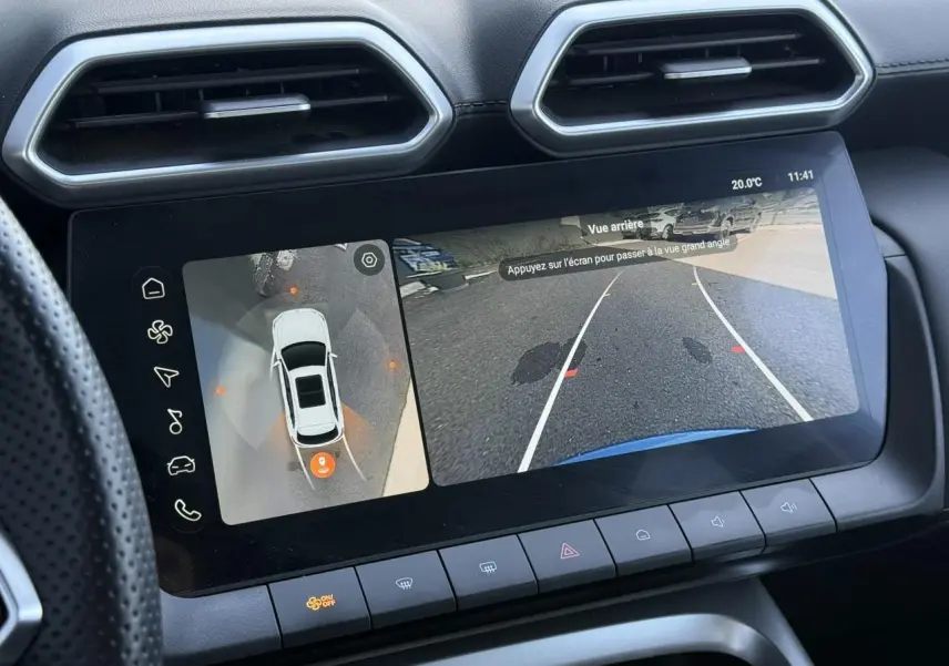 Vue rapprochée de l’écran tactile central du MG ZS 1.5 Hybrid+ 197 Luxury affichant la caméra 360° et la vue arrière.