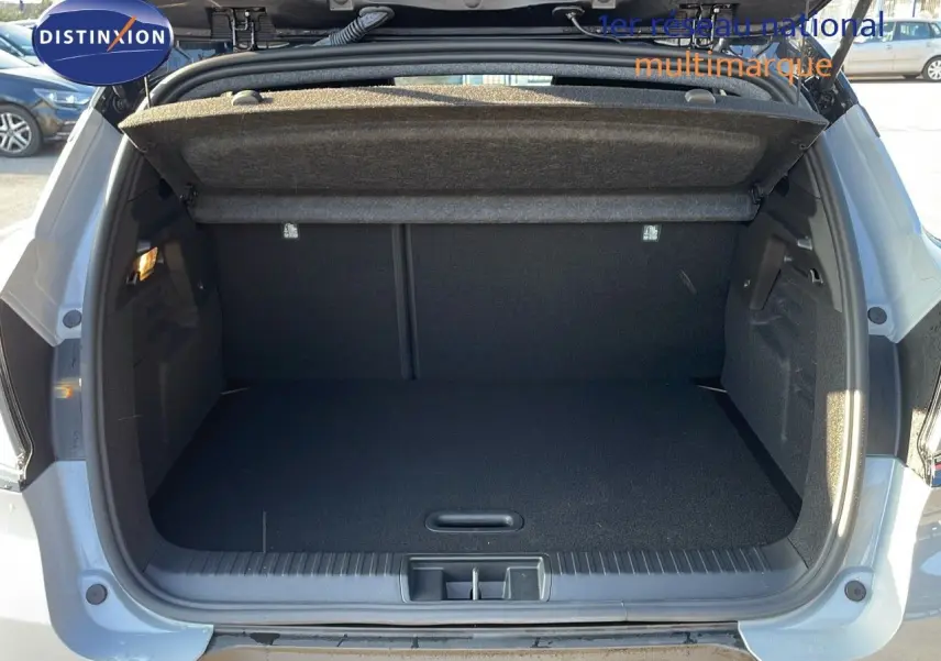 Coffre ouvert du Renault Captur 2025 gris Rafale métal avec toit noir, vue arrière montrant l'espace de chargement vide.