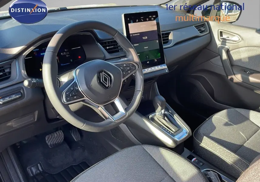 Intérieur du Renault Captur 2025, vue côté conducteur, tableau de bord moderne avec écran tactile vertical et sièges gris tissu.