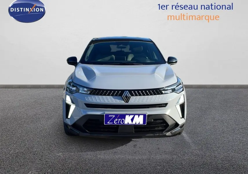 Vue frontale d'un Renault Captur 2025 gris Rafale métal avec toit noir et feux LED distinctifs allumés.