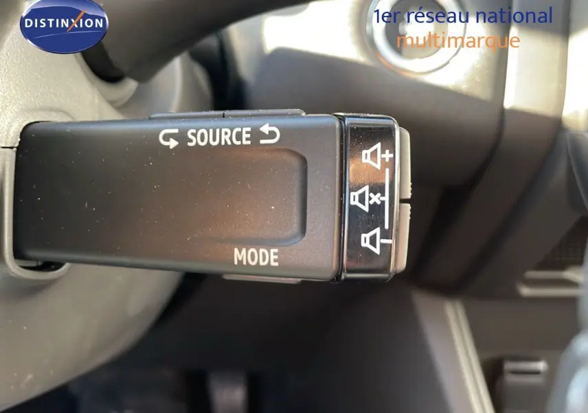 Gros plan sur la commande audio au volant du Renault Captur 2025, avec les boutons source et mode visibles.
