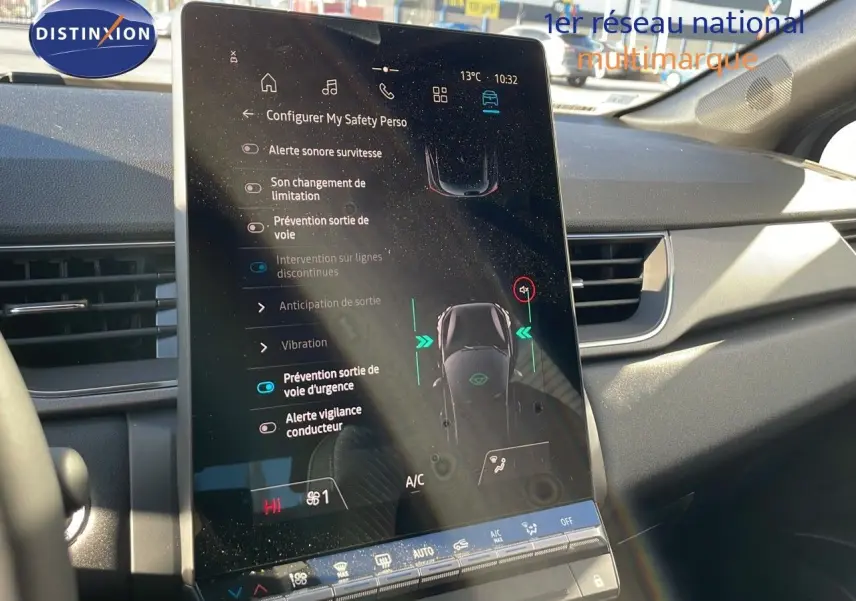 Écran tactile central du Renault Captur 2025 affichant les réglages d'assistance à la conduite dans un intérieur clair.