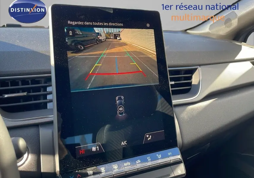 Écran central du tableau de bord du Renault Captur 2025 affichant la caméra de recul en intérieur gris clair.