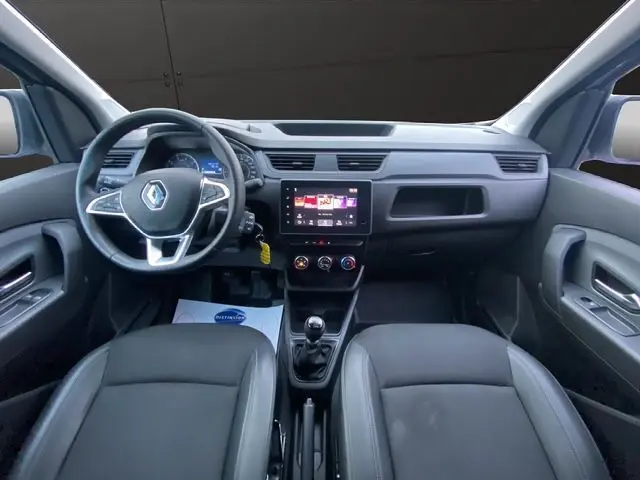 Intérieur du Renault Express Van 2023, vue frontale du tableau de bord avec écran tactile Easy Link 8 pouces et volant multifonction.