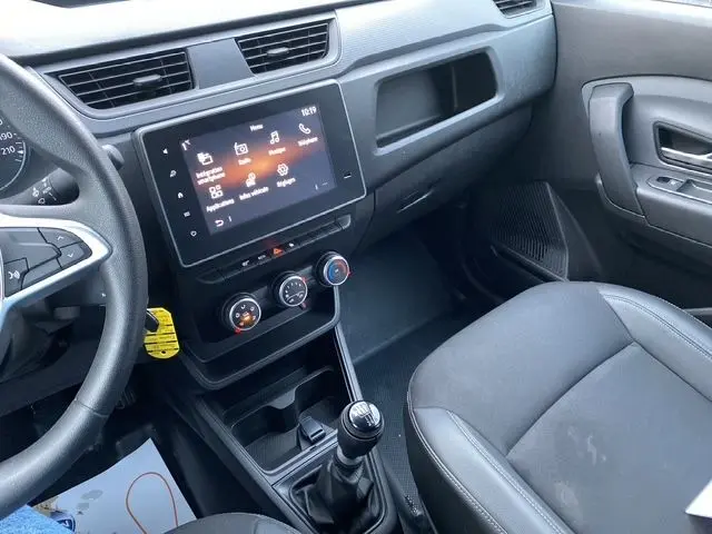 Intérieur côté conducteur du Renault Express Van blanc 2023, tableau de bord avec écran tactile Easy Link 8" et levier de vitesse manuel.